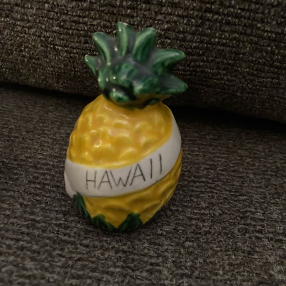 Aloha & Hawaii vintage Hand Painted Salt and Pepper Shakers - Picture 3 of 6